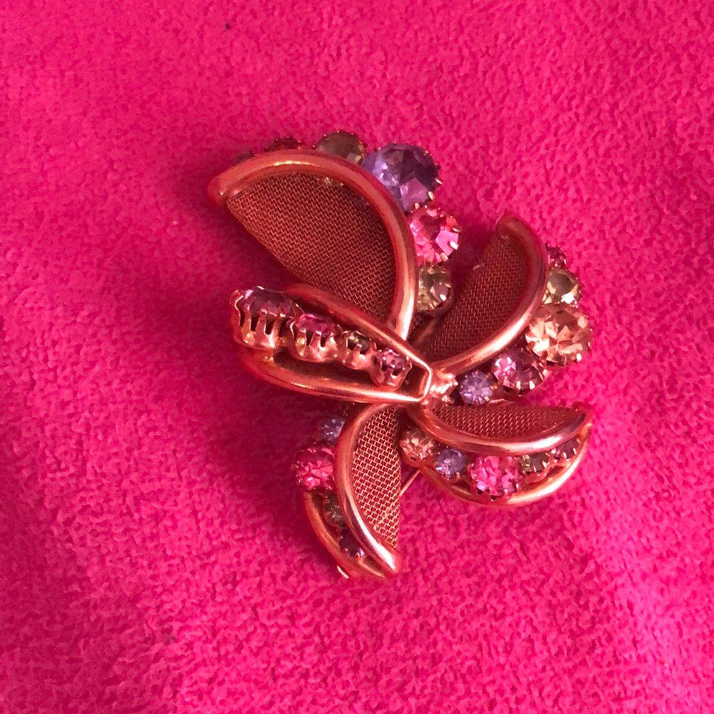 Vintage gemstone brooch pin with gold and gold mesh